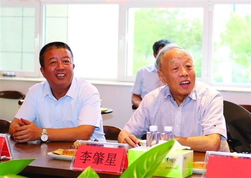 国家外交部原部长李肇星(右)和山东外事职业大学校长孙承武(左)在一起